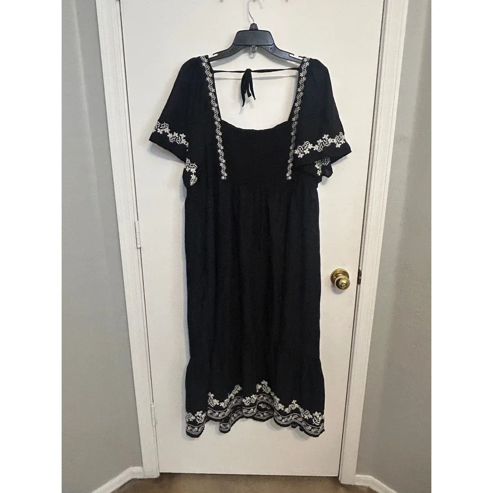 Beach casual summer fall embroidered black and white floral dress with pockets